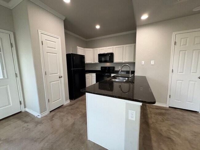 Building Photo - Beautiful town home located on the Northea...