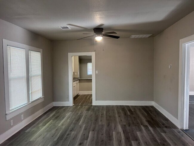 Foto del edificio - 1710 W 15th St