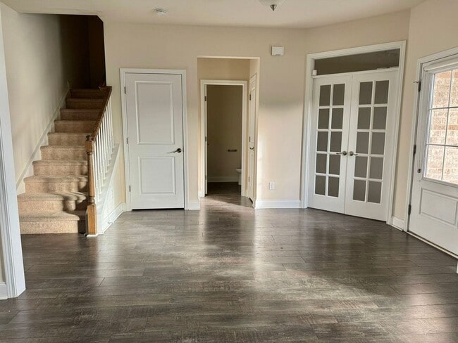 Building Photo - 4 Bedroom, 3.5 Bath Home w/ Backyard and 2 Car Garage