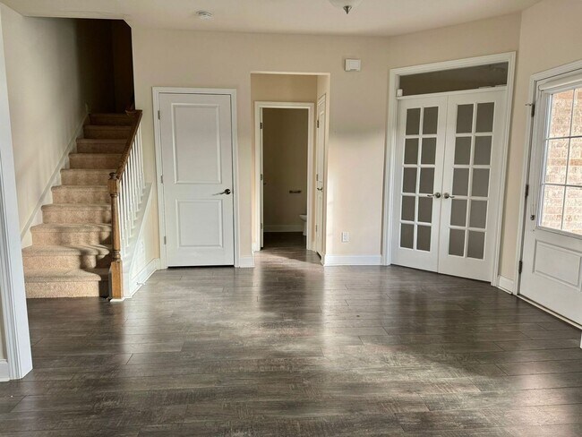 Foto del edificio - 4 Bedroom, 3.5 Bath Home w/ Backyard and 2 Car Garage