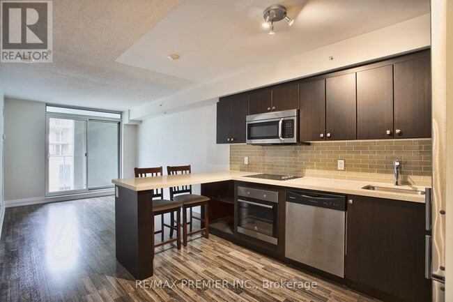 Building Photo - 565 Wilson Ave