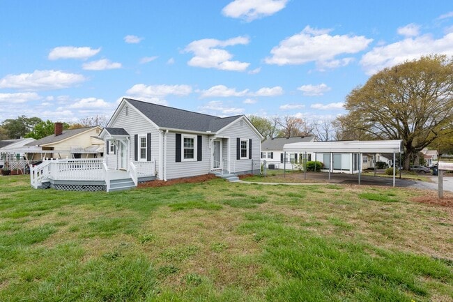 Building Photo - 2 Bedroom 1 Bath Within Walking Distance t...