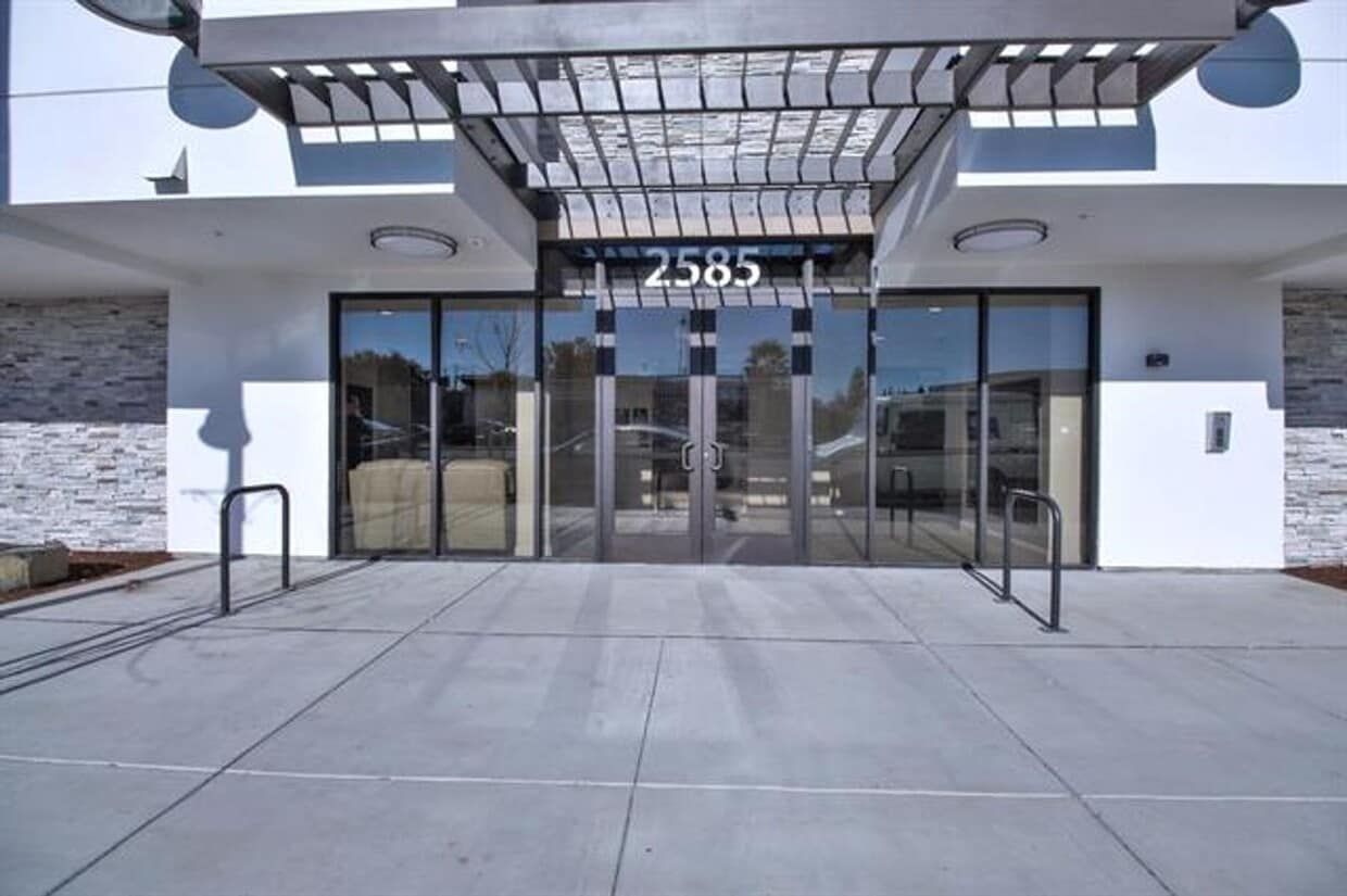 Foto principal - Immaculate 2 Bedroom 2 Bath Santa Clara Lu...