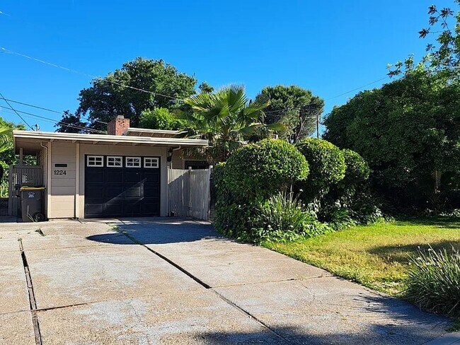 Foto del edificio - Charming 3BR House in Stockton