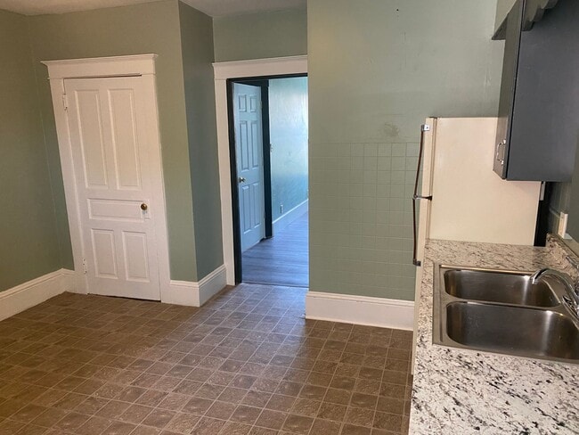 Building Photo - One Bedroom Apartment in Lancaster City
