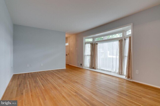 Building Photo - 8301 Winslow Ave