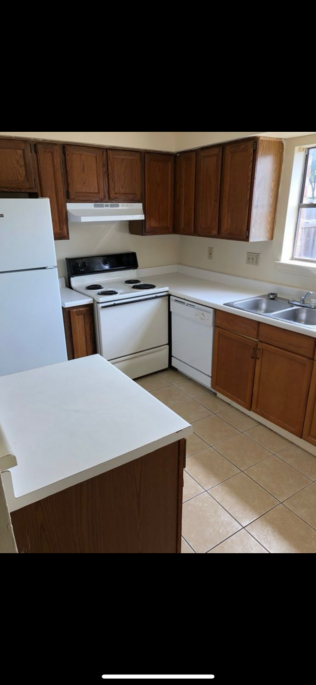 Kitchen - 2701 Wimbledon Ct