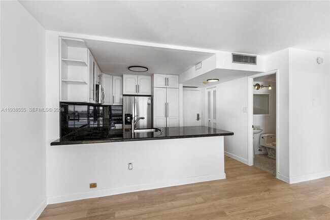 Foto del edificio - 600 NE 36th St