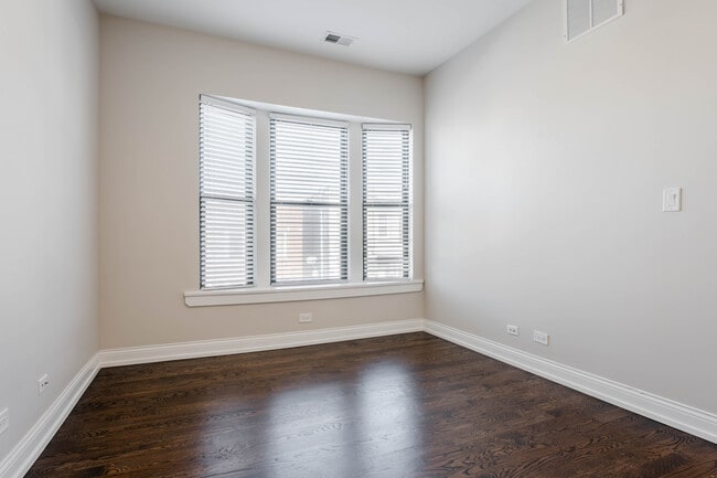 Building Photo - 2945 W Diversey Ave