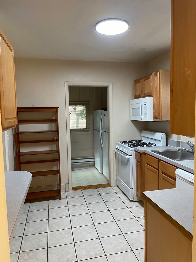 cocina y despensa - 216 Packard St