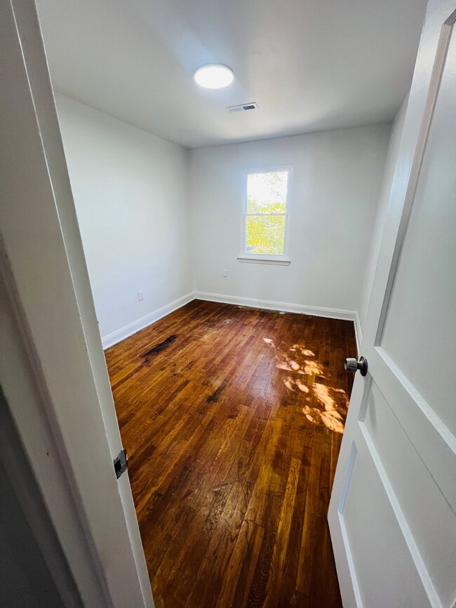 Building Photo - Newly renovated Arlington neighborhood apa...