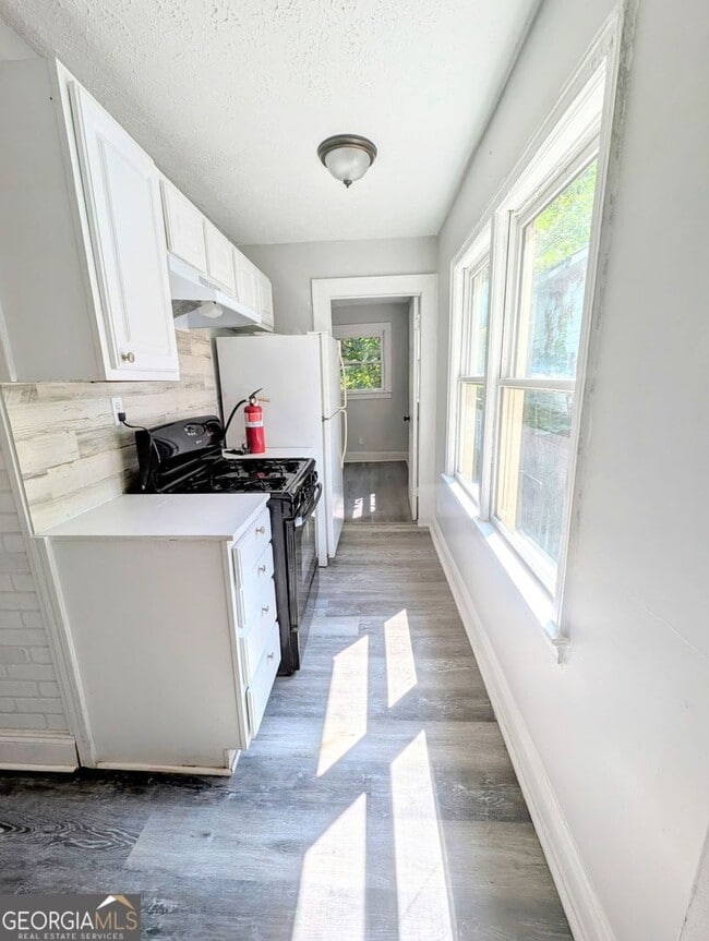 Building Photo - Charming Cottage with 5 bedrooms