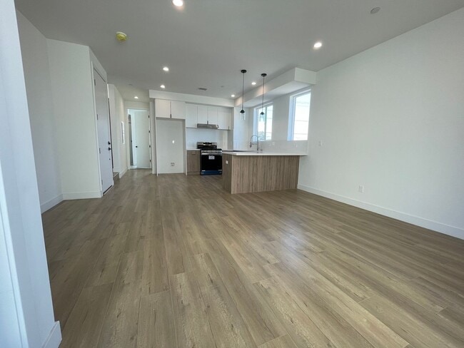 Foto del edificio - JUST COMPLETED MODERN TOWNHOMES! Never Liv...