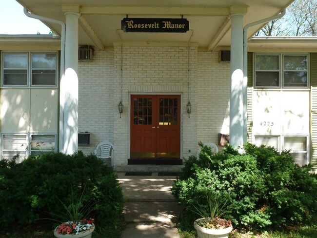 Exterior - Roosevelt Manor