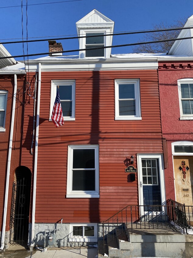 Foto principal - 249 N Marshall St