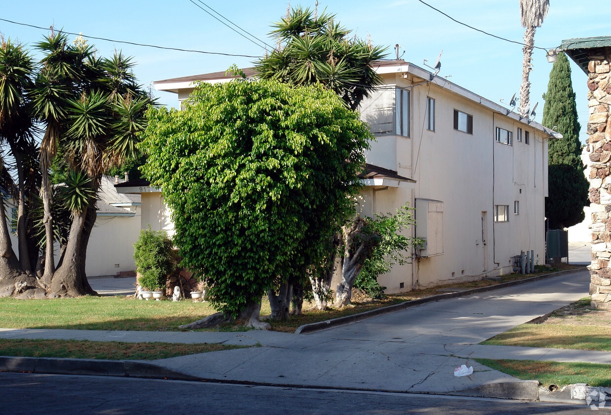 Building Photo - 917 N Cedar St