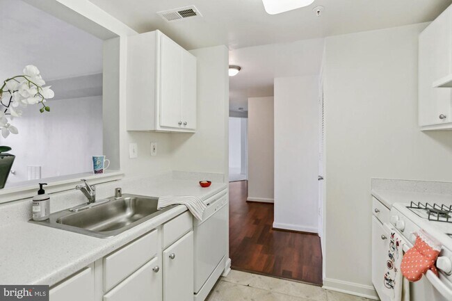 Building Photo - 2601 Douglass Pl SE