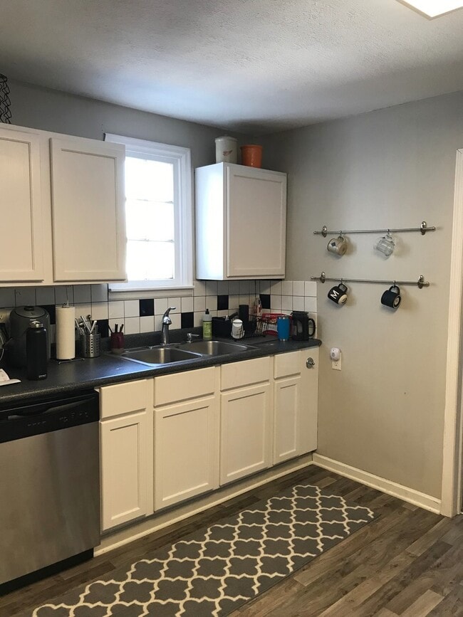 Building Photo - 3 Bedroom Single Family w/Garage & Large Yard