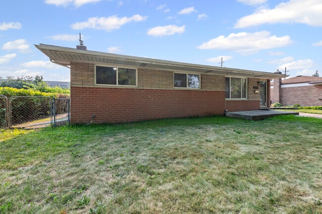Building Photo - 32447 Hawthorne Dr