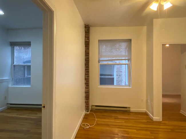 Foto del edificio - Large updated, sunny 3 bed in the heart of...
