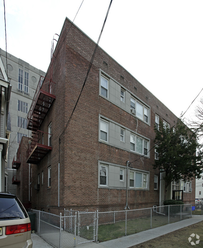 Foto principal - 21-25 Van Reipen Ave