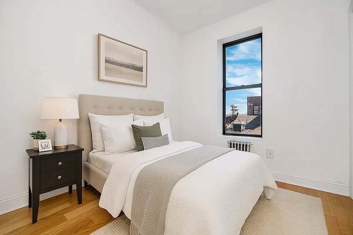 Building Photo - 380 S 4th St