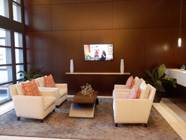 Elegante vestíbulo con recepción y seguridad las 24 horas. - 475 K Street Northwest