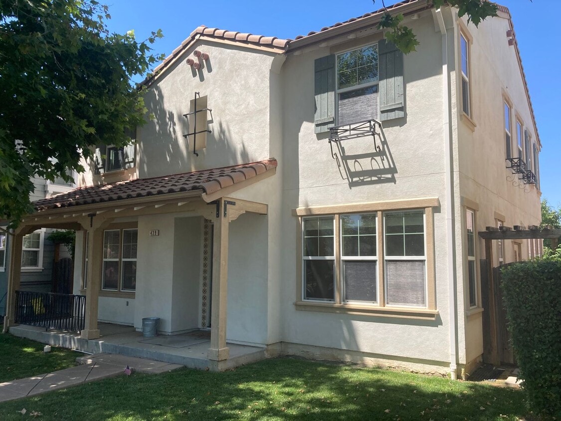 Primary Photo - Mountain House 4 bed 2.5 bath Altamont Vil...