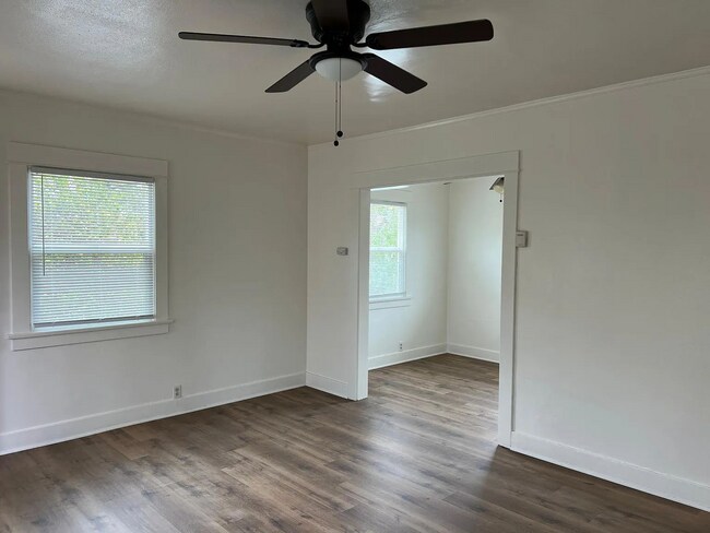 Foto del edificio - All new paint and new flooring throughout.