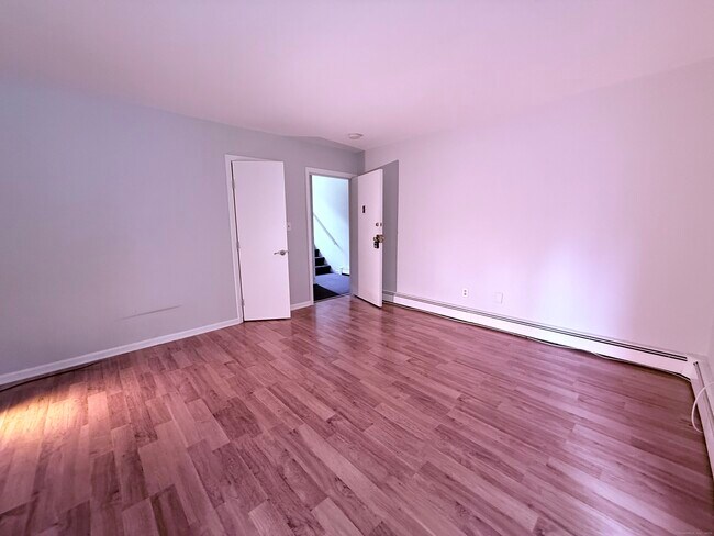 Foto del edificio - 1105 Waterbury Rd