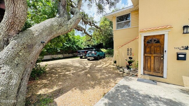Building Photo - 719 N Wild Olive Ave