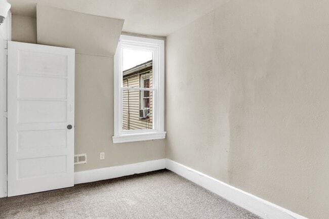 Foto del edificio - 2035 Logan St