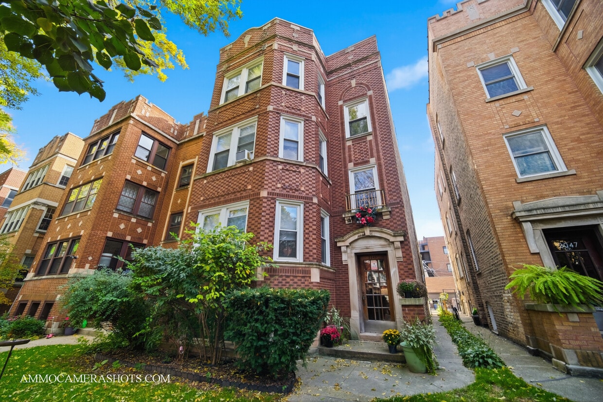 Primary Photo - 2045 W Farragut Ave