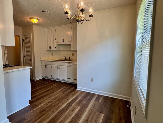 Building Photo - Corner Lot - Ranch home in Powder Springs!