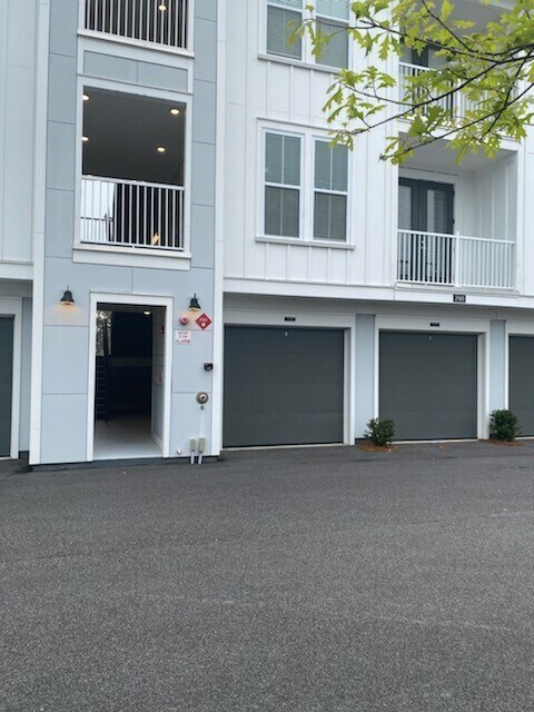 Building Photo - A4 - One Bedroom One Bath