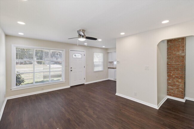 Building Photo - 443 Fairway Blvd