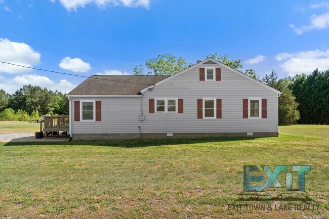 Foto del edificio - Country Feel, Modern Updates – 3BR Home on Quiet Road Just Outside of South Hill