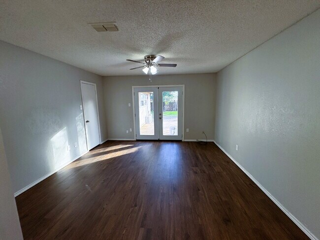 Foto del edificio - Outstanding Three Bedroom Home With Sunroom Located in the Heart of the Hub City!