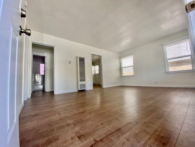 Foto del edificio - 2 Bed 1 Bath Freestanding Front House for Rent!