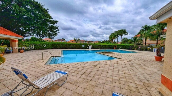 Foto del edificio - 3420 Pinewalk Dr N