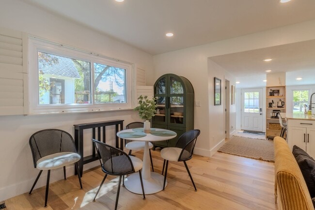 Building Photo - 30 Day Minimum Furnished Rental-Downtown TC!
