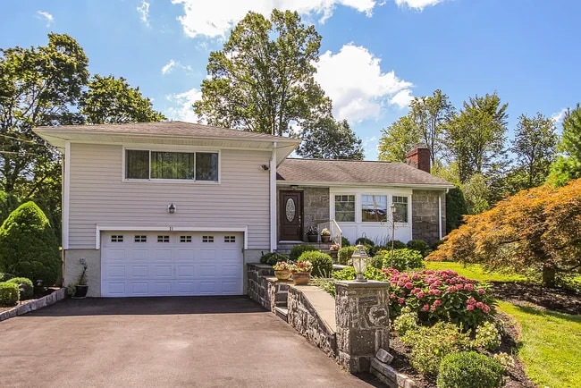 Photo - 21 Maplemoor Ln (White Plains, NY) House