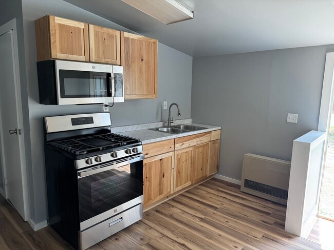 Building Photo - Newly Remodeled One Bedroom Garage Apartment