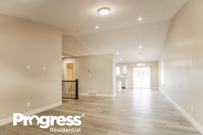Building Photo - 4058 N Poplar Dr