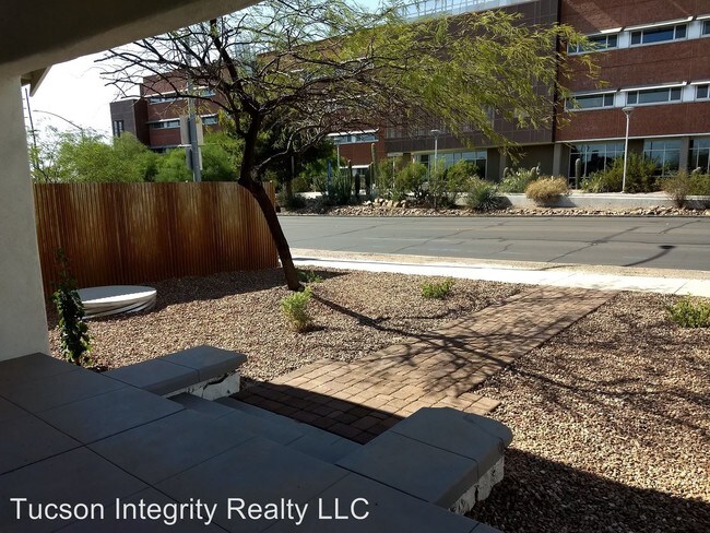 Foto del edificio - 8 br, 6 bath Room For Rent - 836 E 6th Street