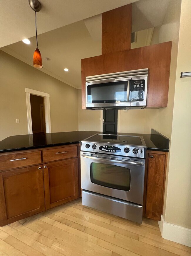 Foto del edificio - One Bedroom, One bath Apartment in Downtown Ashland | Available Now