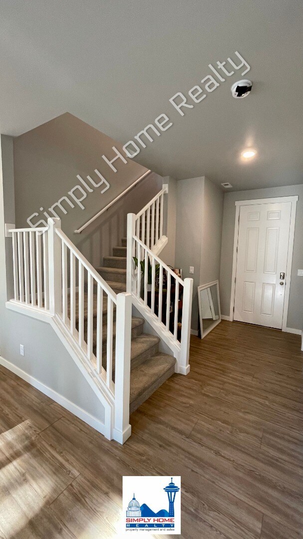 Building Photo - Step into the luxurious comfort of your dream home!