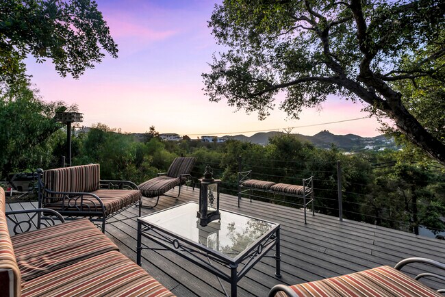 Foto del edificio - 314 Upper Lake Rd