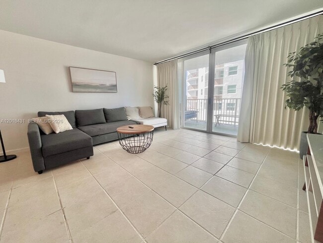 Foto del edificio - 5838 Collins Ave