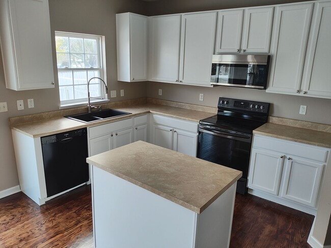 Building Photo - Beautifully maintained 4-bedroom, 2.5-bath...